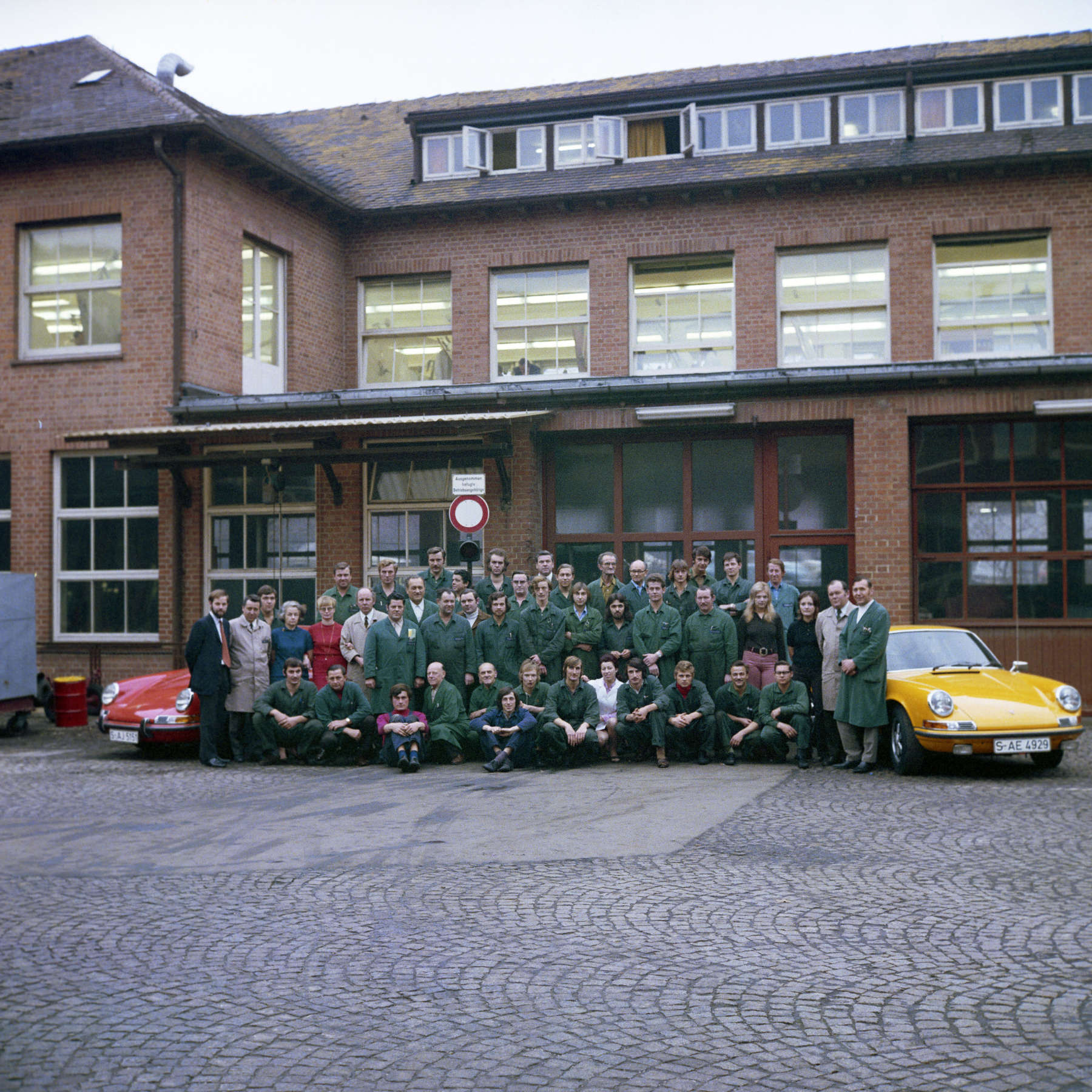 Reparatur-Kundendienst-1972-im-Werk-1-in-Zuffenhausen-ganz-links-Rolf-Sprenger